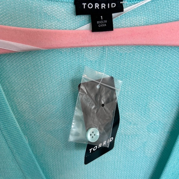 Torrid Women’s Aqua with White Daisies Cardigan 

Size 1(14-16)
NWT - Picture 5 of 8